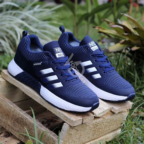 sepatu olahraga adidas pria